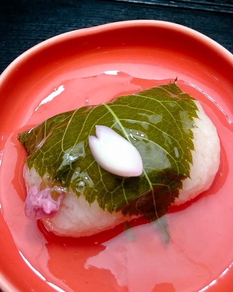 里芋とホタテの桜蒸し