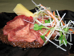 筍と牛タンの朴葉焼き